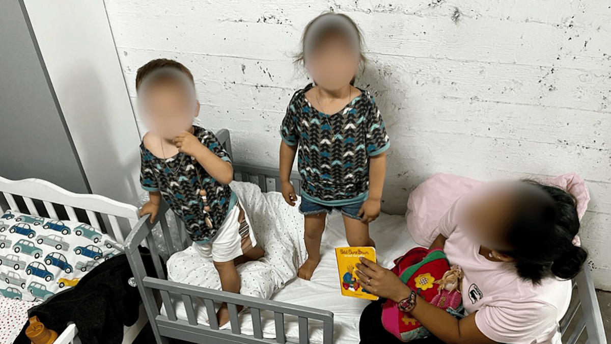 Parte de la familia, entre la que se encuentran dos menores, en el búnker del hotel de Tel Aviv.