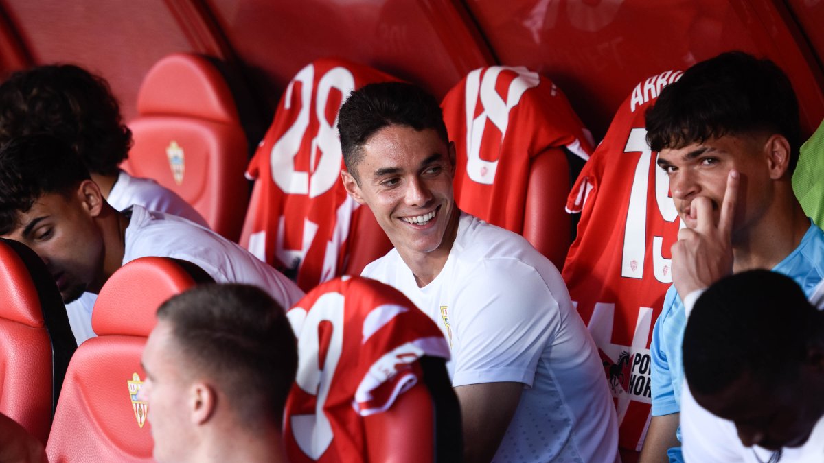 El banquillo del Almería en el Estadio de los Juegos Mediterráneos.