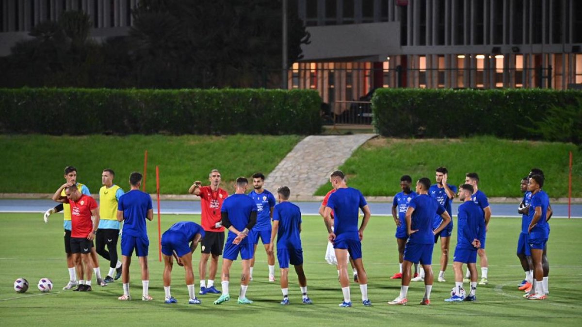 La charla de Garitano a la plantilla del Almería.