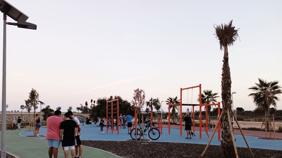 Personas haciendo uso del gimnasio al aire libre.