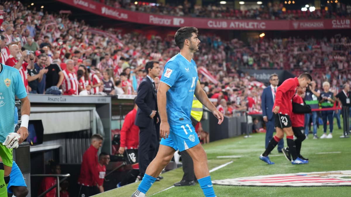 Melero saliendo al campo en San Mamés.