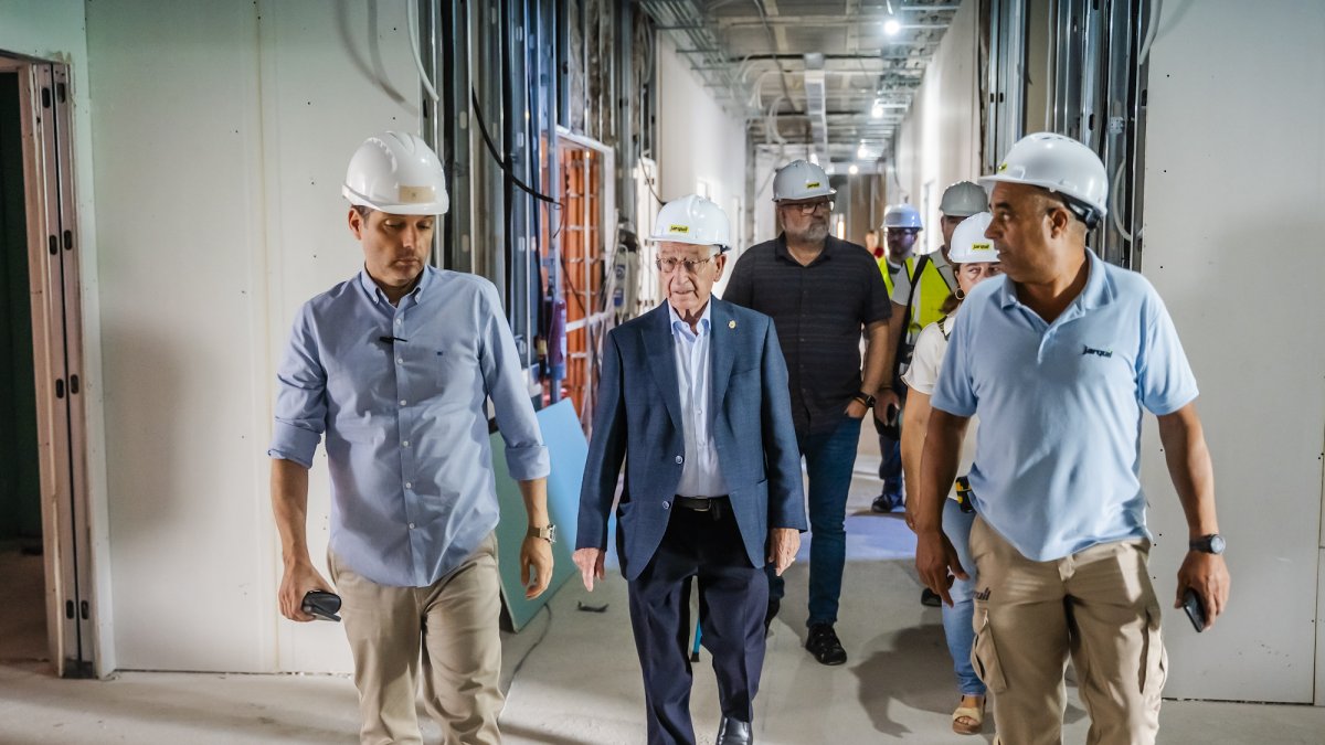 El alcalde de Roquetas de Mar visita las obras.