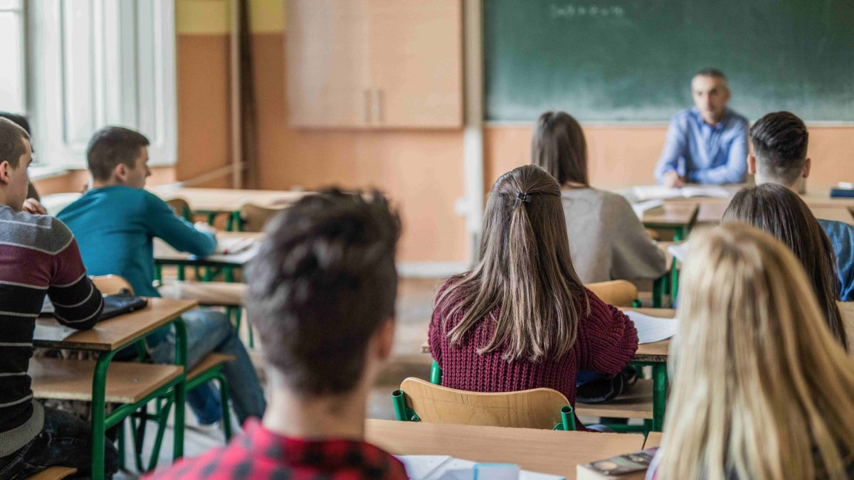 Adolescentes en una clase de instituto.