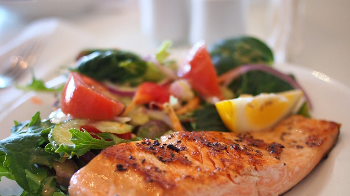 Salmón a la plancha con ensalada de col.