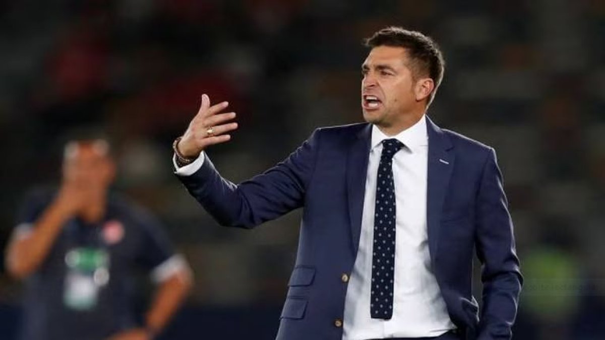 Diego Alonso dirigiendo a la Selección de Uruguay.