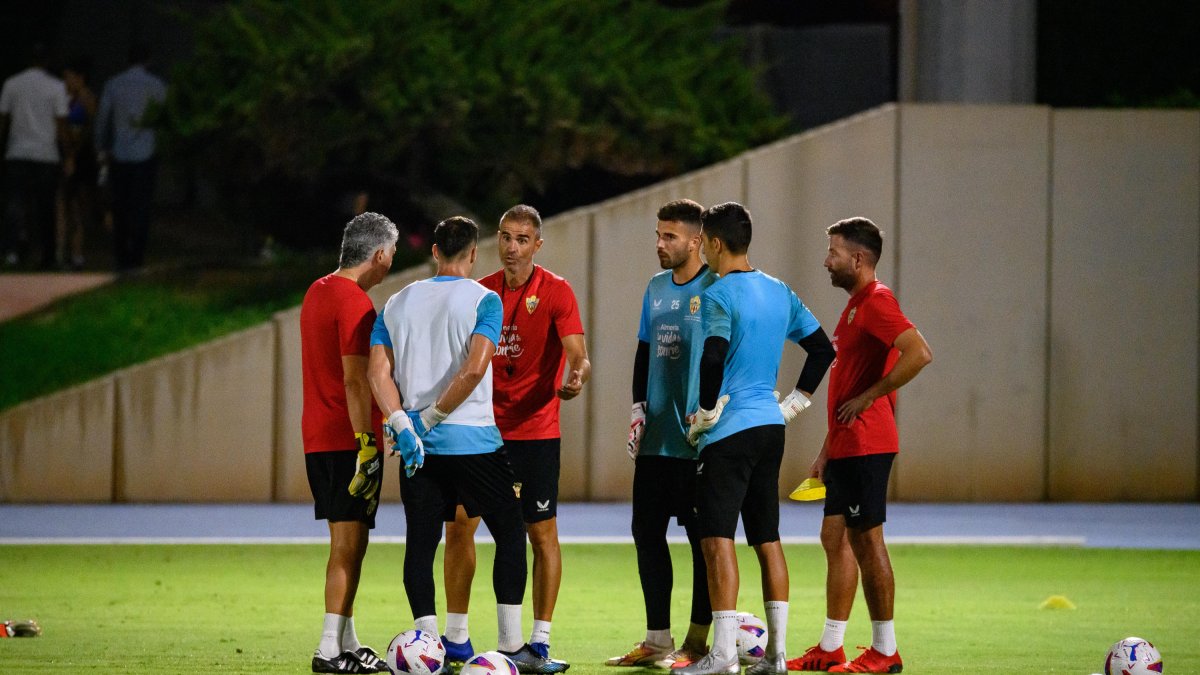 Garitano hablando con los porteros en el campo Anexo.