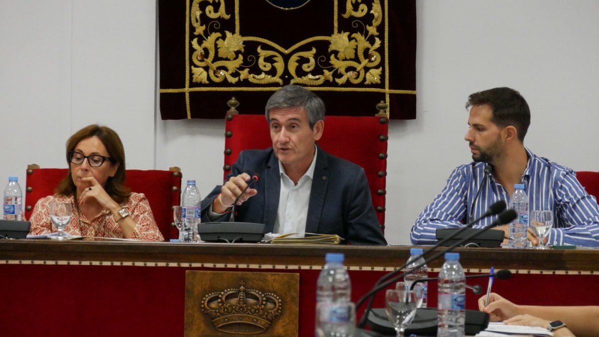 Desarrollo de la sesión plenaria en el Ayuntamiento de Adra.