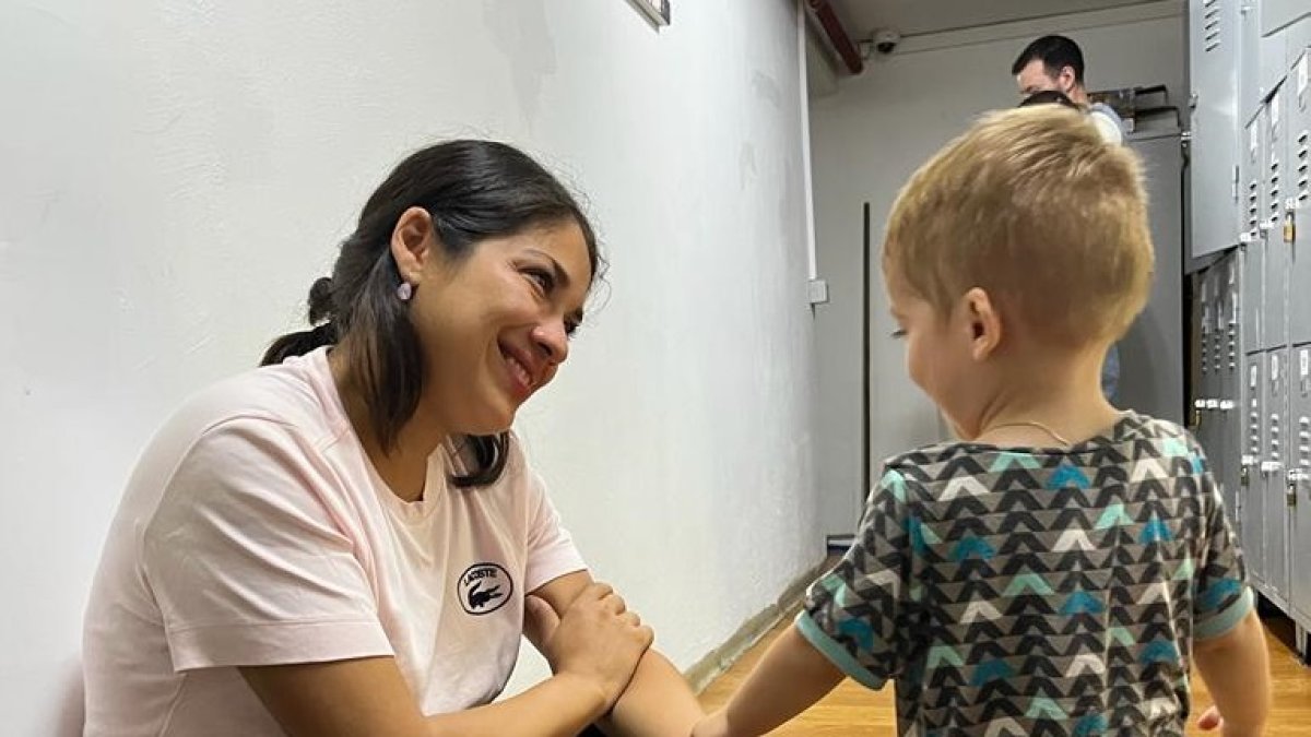 Silvana con uno de sus hijos en el búnker del hotel.