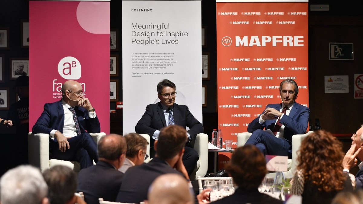 El economista David Cano, el moderador Francisco Cabrera y el exministro e ingeniero, Iñigo de la Serna.