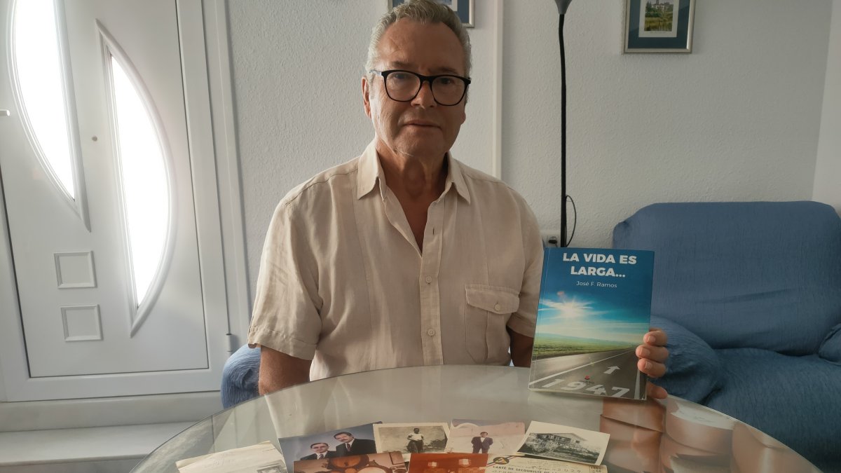 José Francisco Ramos posa con su libro y unas antiguas fotografías de diferentes etapas de su vida.