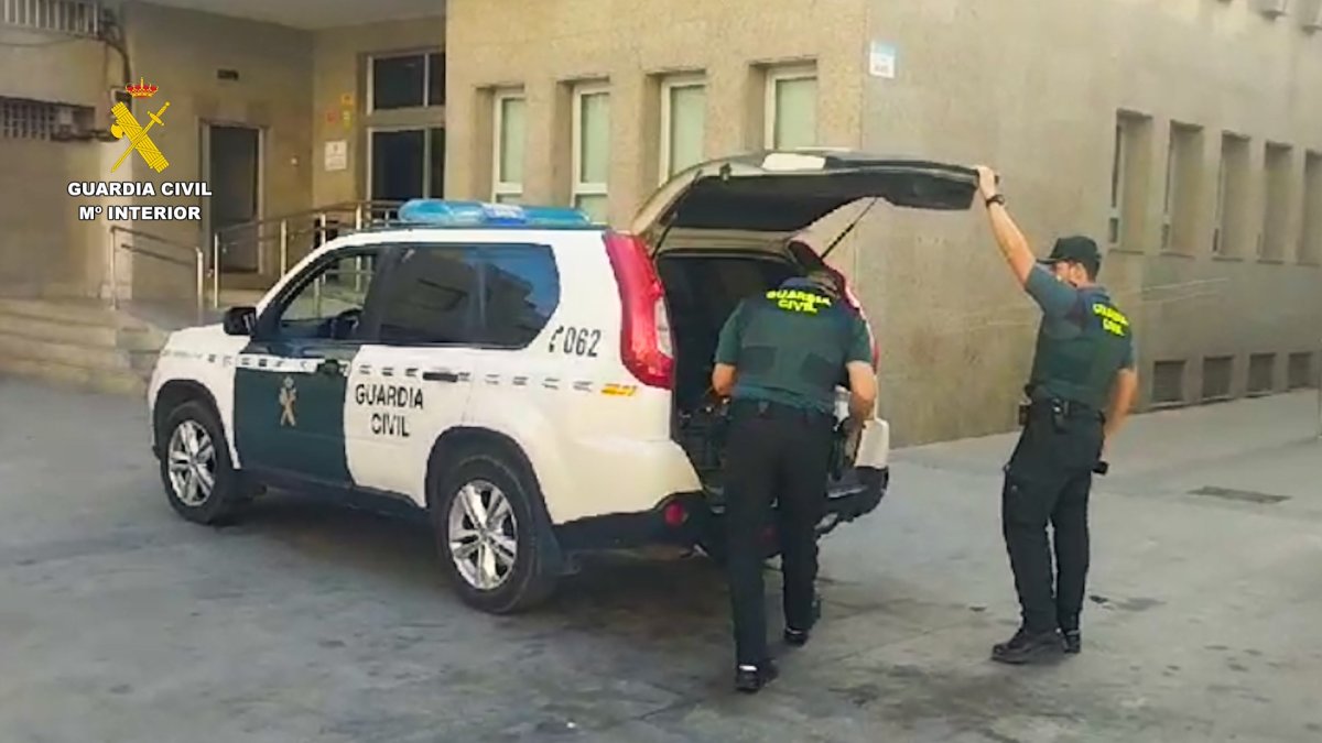 Agentes de la Guardia Civil a las puertas del Ayuntamiento de Roquetas.