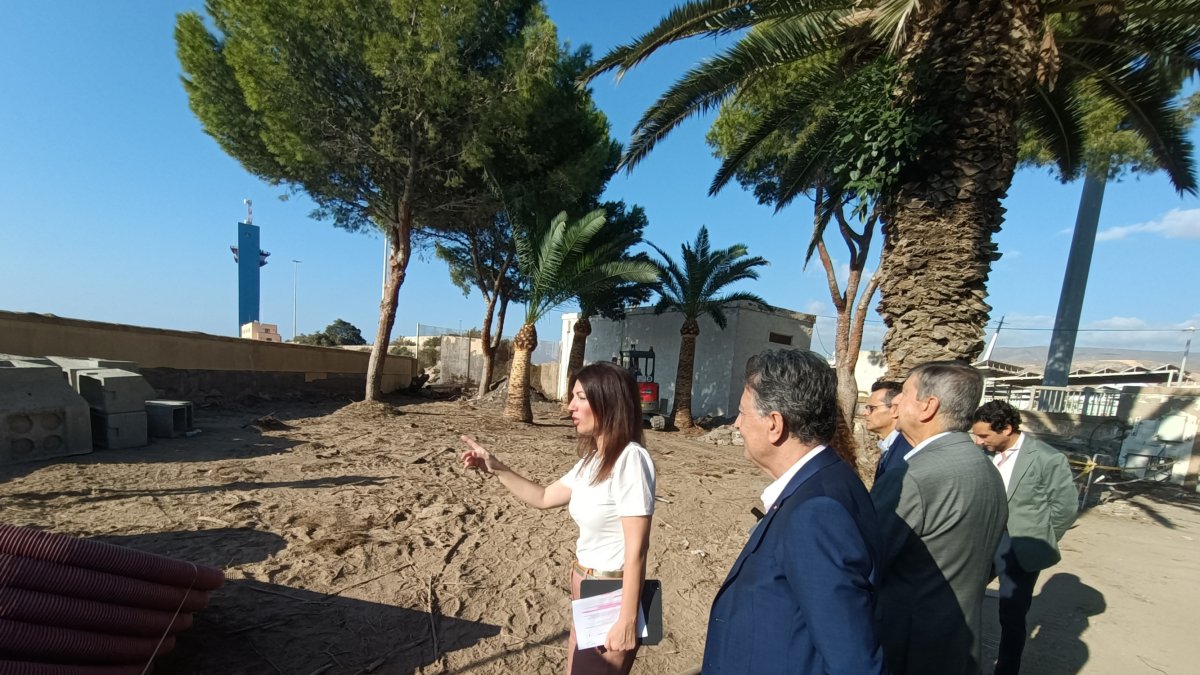 Rosario Soto enseñaba la parte trasera de la sede portuaria