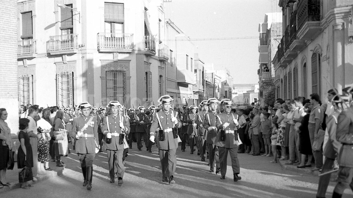 La Guardía Civil en la esquina de la iglesia de San Sebastián, en un día de desfile. Al fondo la calle González Garbín.