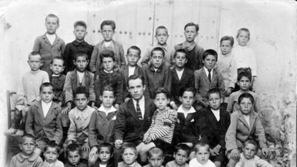 Fotografía de 1928 en la que se ve a Don Ramón con sus alumnos en Beires.