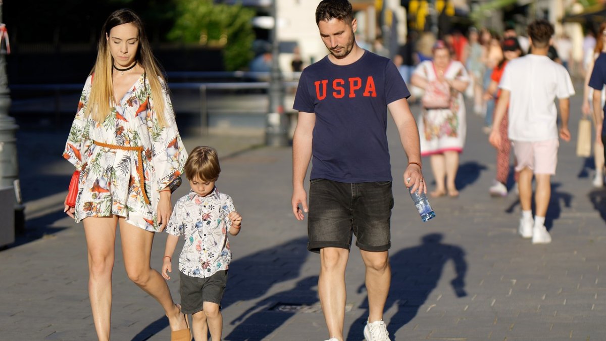 Imagen de una familia caminando por la calle.