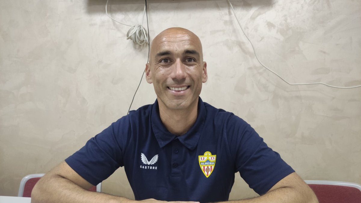El míster del equipo canterano en la sala de prensa del Estadio Francisco Pomedio de Huércal de Almería.