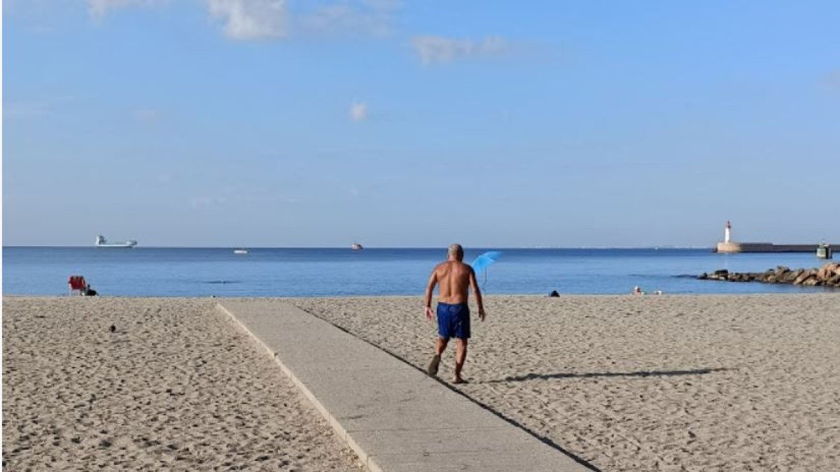 Imagen de hace unos días de una de las playas de la capital. /Fran G. Luque