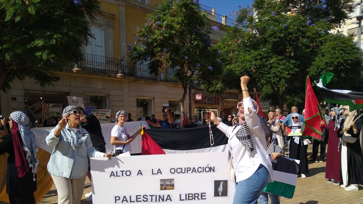 Cánticos en la Puerta de Purchena en apoyo a Palestina.