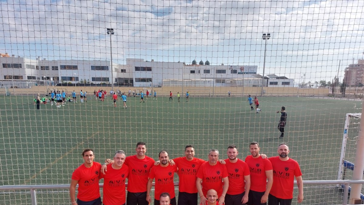 El equipo de AVS Seguridad en el torneo de fútbol.