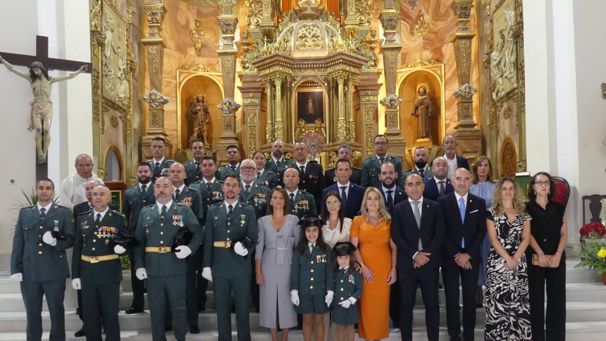 Agente de la Guardia Civil, de la Corporación y autoridades durante la celebración.
