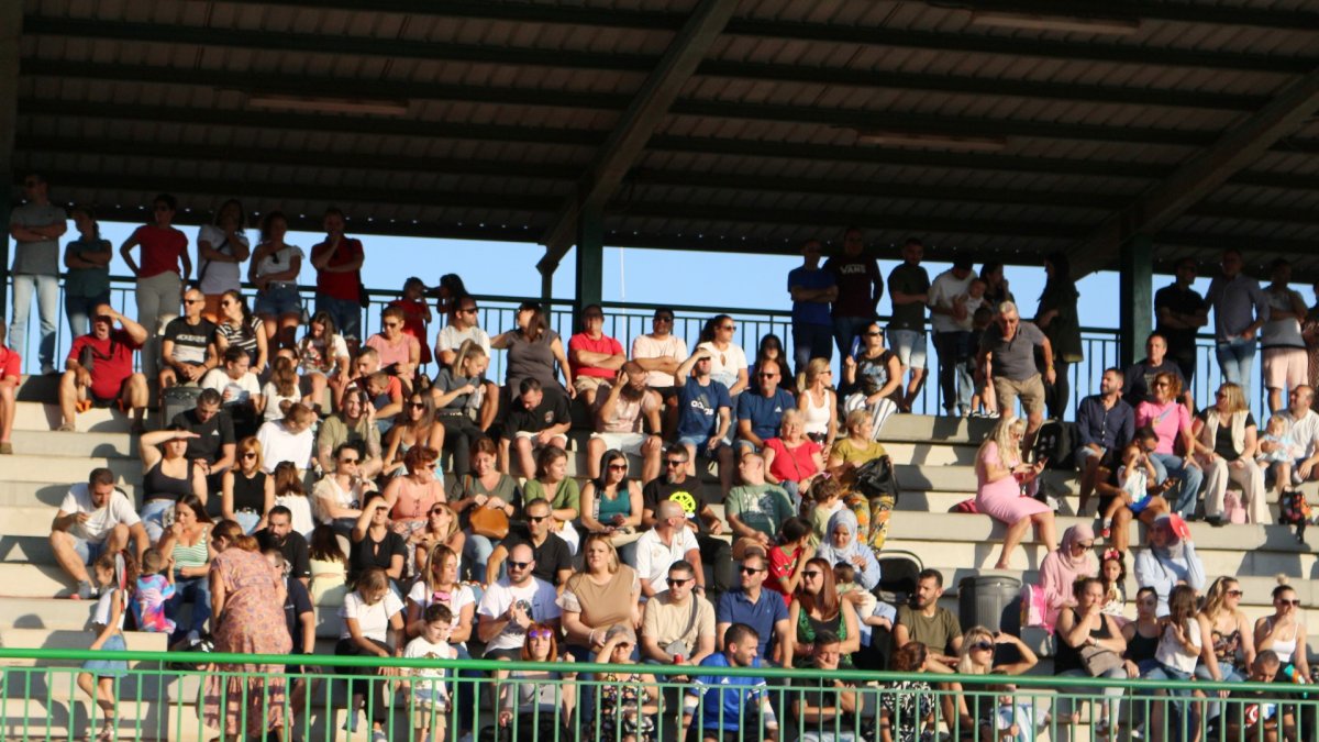Gran ambiente en las gradas durante la presentación de los equipos.