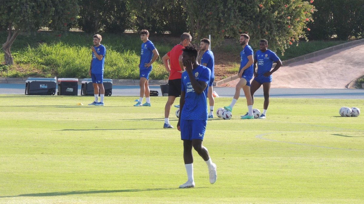 Marciano (19 años), en primer plano con el míster detrás.