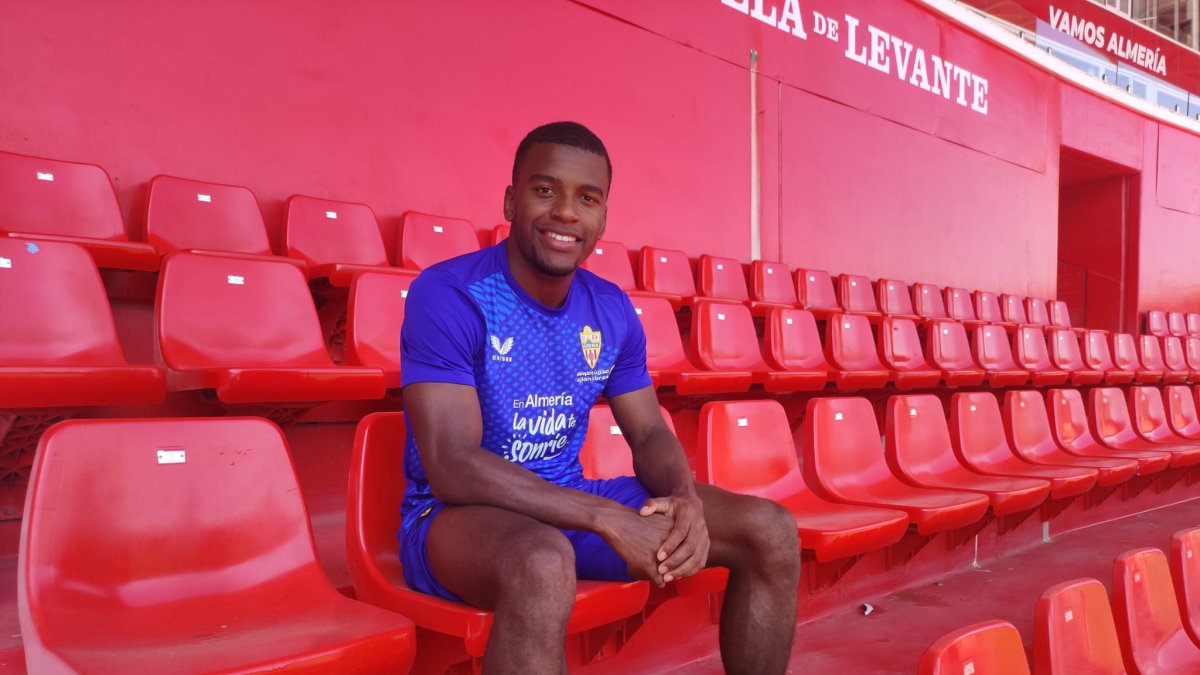El lateral Akieme posa para LA VOZ en la grada de Tribuna del Estadio de los Juegos Mediterráneos.