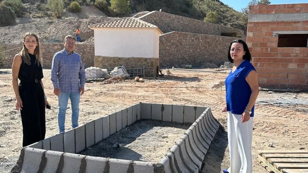 La alcaldesa y autoridades municipales en la zona.