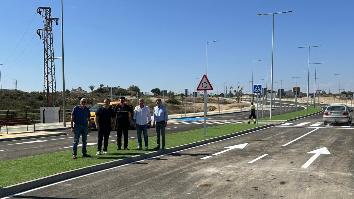 El alcalde y autoridades municipales en el nuevo vial.