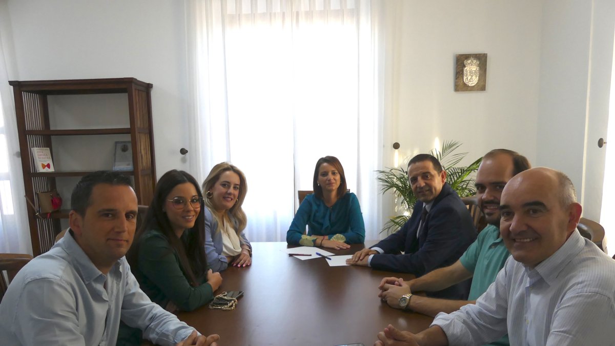 Reunión de la alcaldesa y concejales albojenses con el delegado provincial.