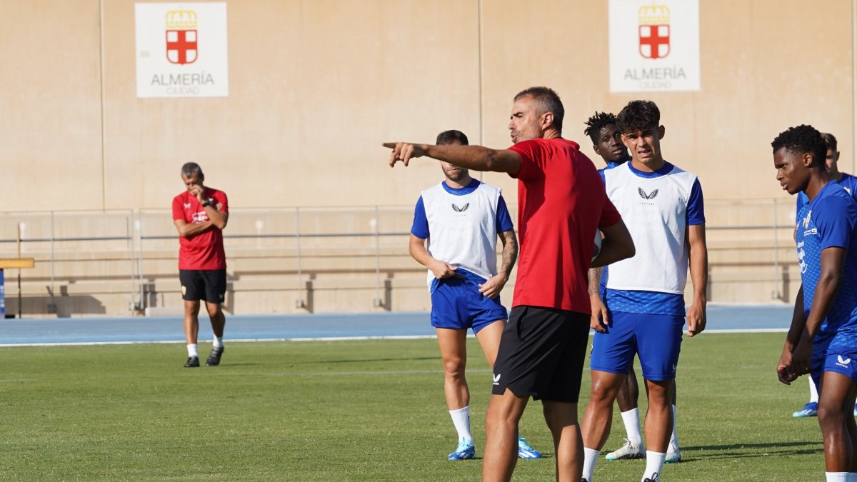 Gaizka Garitano corrigiendo a los futbolistas en una semana sin Liga.