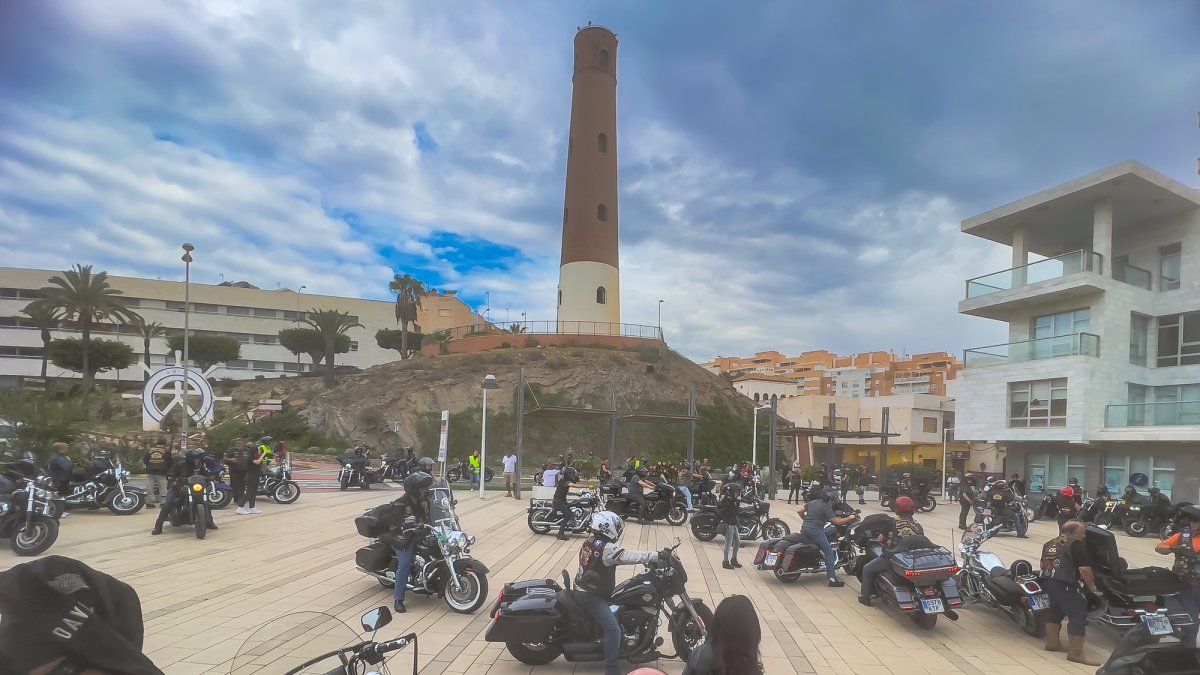 Los participantes bajo la Torre de los Perdigones de Adra