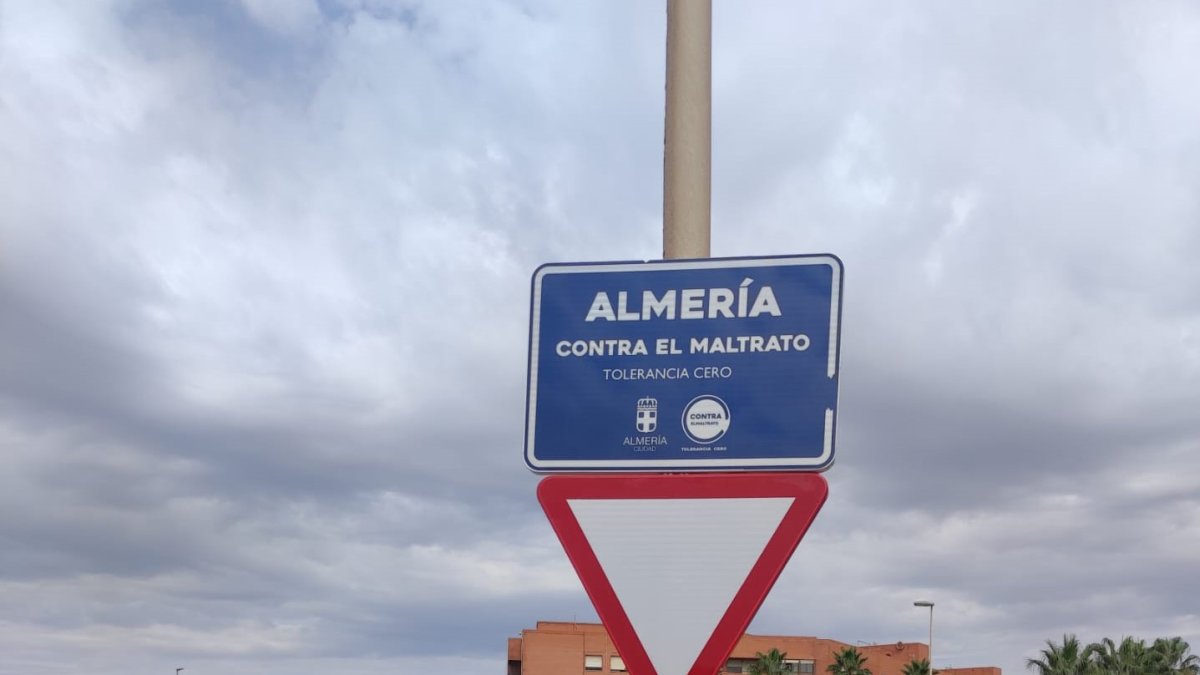 Unas de las señales colocada en la rotonda donde se encuentra el Auditorio Maestro Padilla.