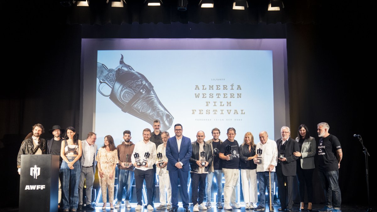 Foto de familia de los galardonados en el AWFF.