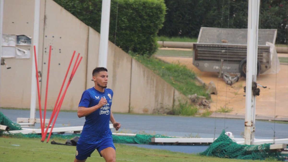 Robertone está listo para volver al once del Almería.