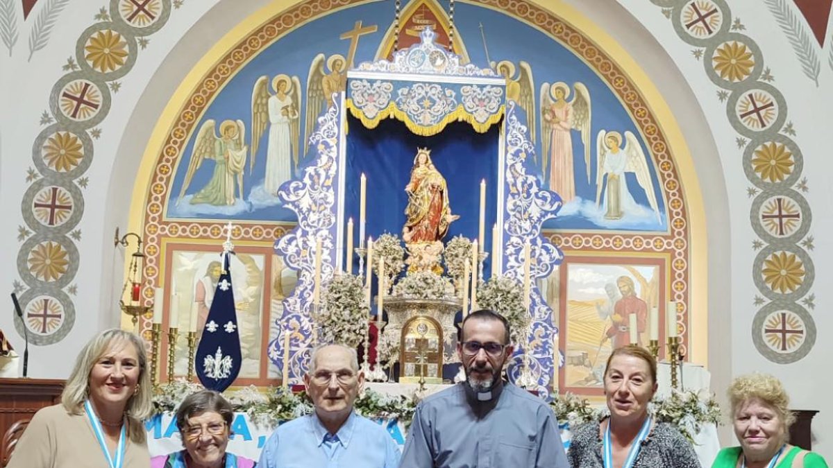 Enrique Sánchez, en el centro con camisa azul, tras la misa celebrada en San Isidro Labrador el pasado 4 de octubre.