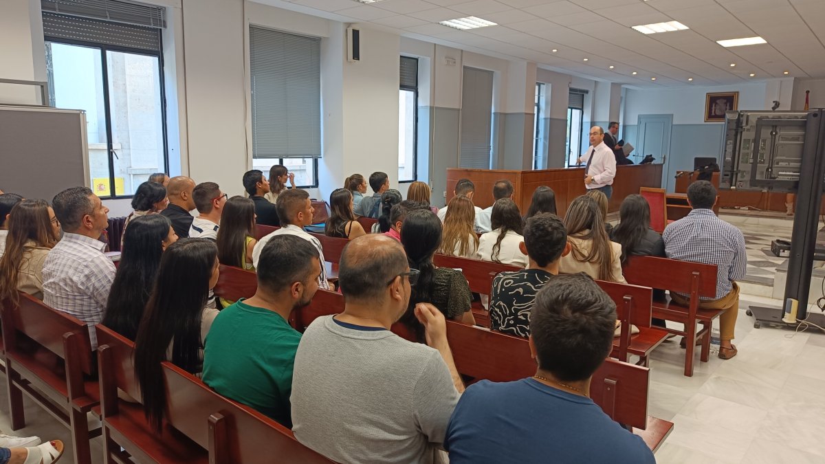 El magistrado Ignacio Angulo instruye a los estudiantes colombianos sobre la conformación de un jurado popular.