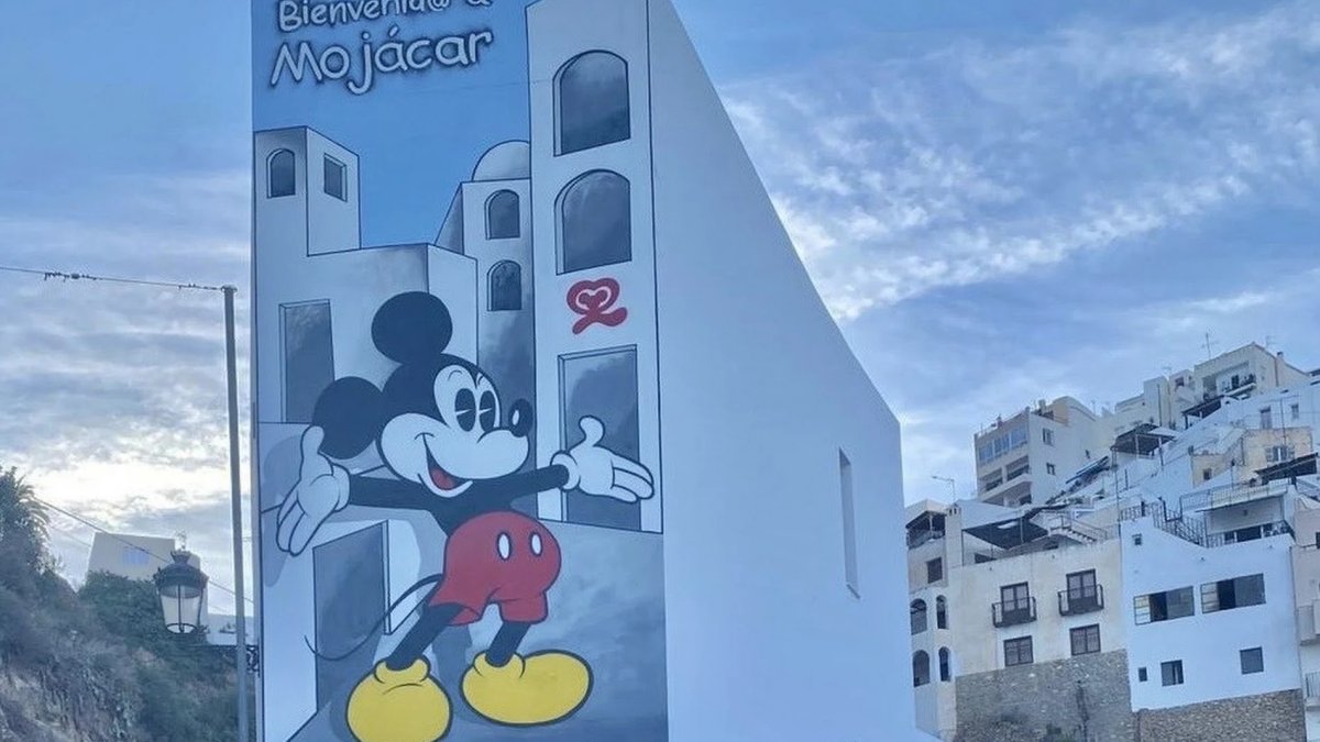Mickey Mouse da la bienvenida en Mojácar desde hace días.
