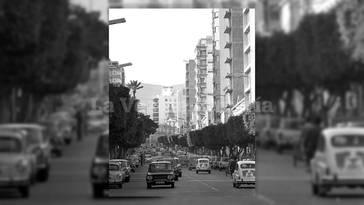 El Paseo a finales de los años 60 cuando estaba tomado por los coches.