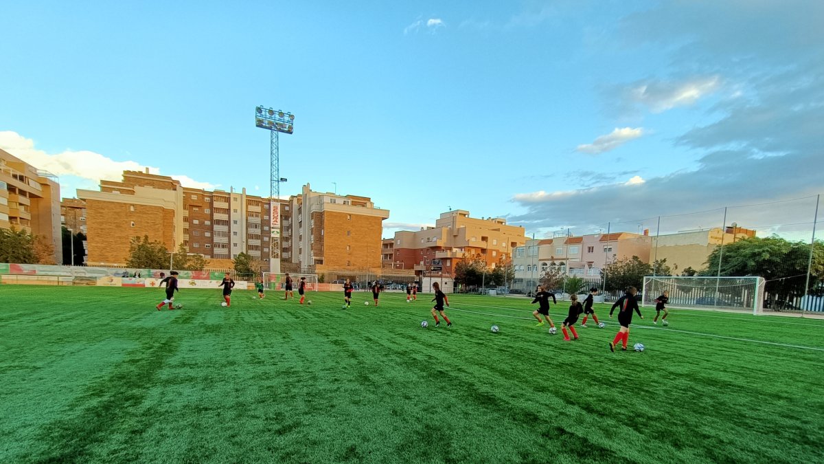 Entrenamiento en un campo de césped artificial