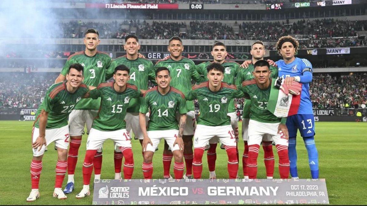 México con César Montes de nuevo titular.