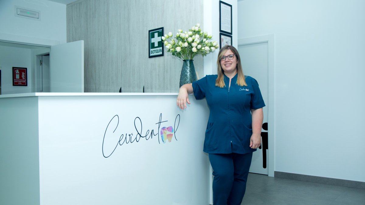 Ana Ceñal en la clínica Cevidental, en Garrucha.