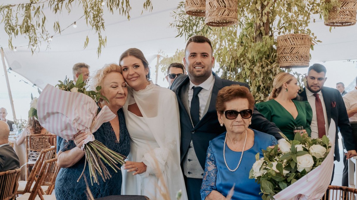 Eva y Martín, su gran día con la mejor compañía, sus abuelas.