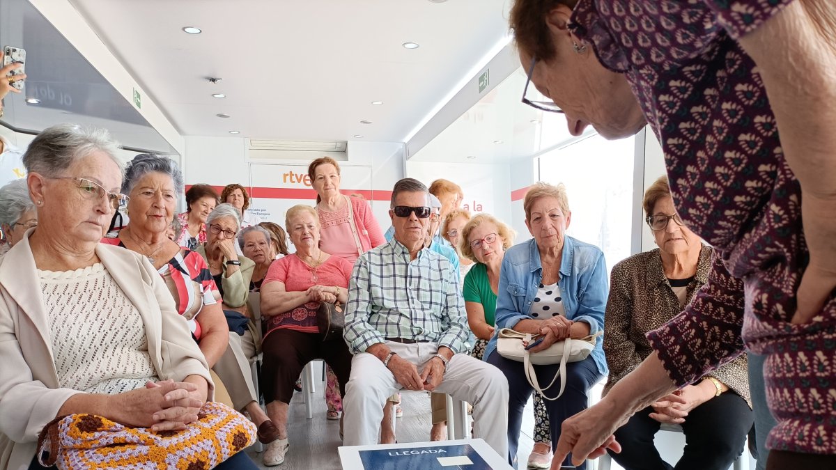 Un grupo de mayores almerienses conoció este miércoles al robot Manolito en el autobús de la campaña de la Generación D.