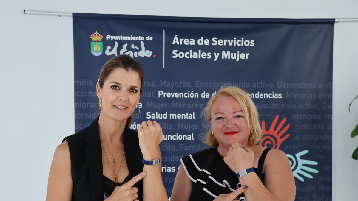 Las ediles de Servicios Sociales y Discapacidad mostrando las pulseras.