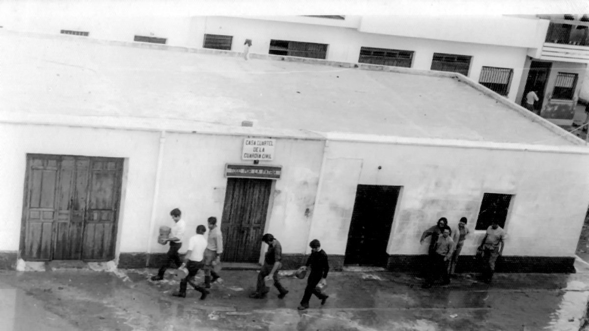 Muchos se echaron a la calle para la captura de las latas de atún. (Colección: Andrés Aguilera)