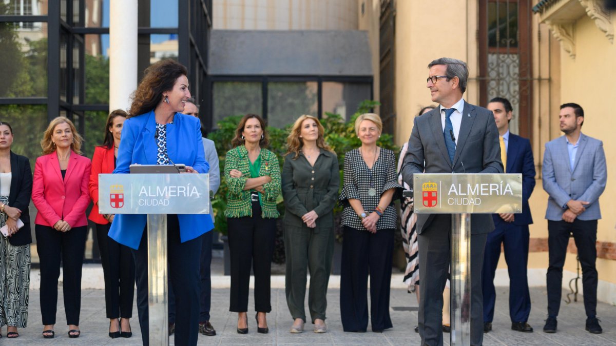 María del Mar Vázquez, alcaldesa de Almería y Jorge Paradela, consejero de Industria