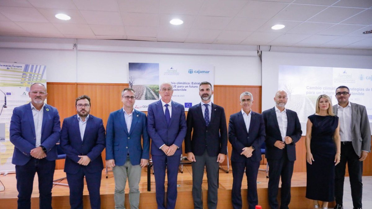 Los participantes en la Jornada sobre el Cambio Climático en la sede de Asempal.