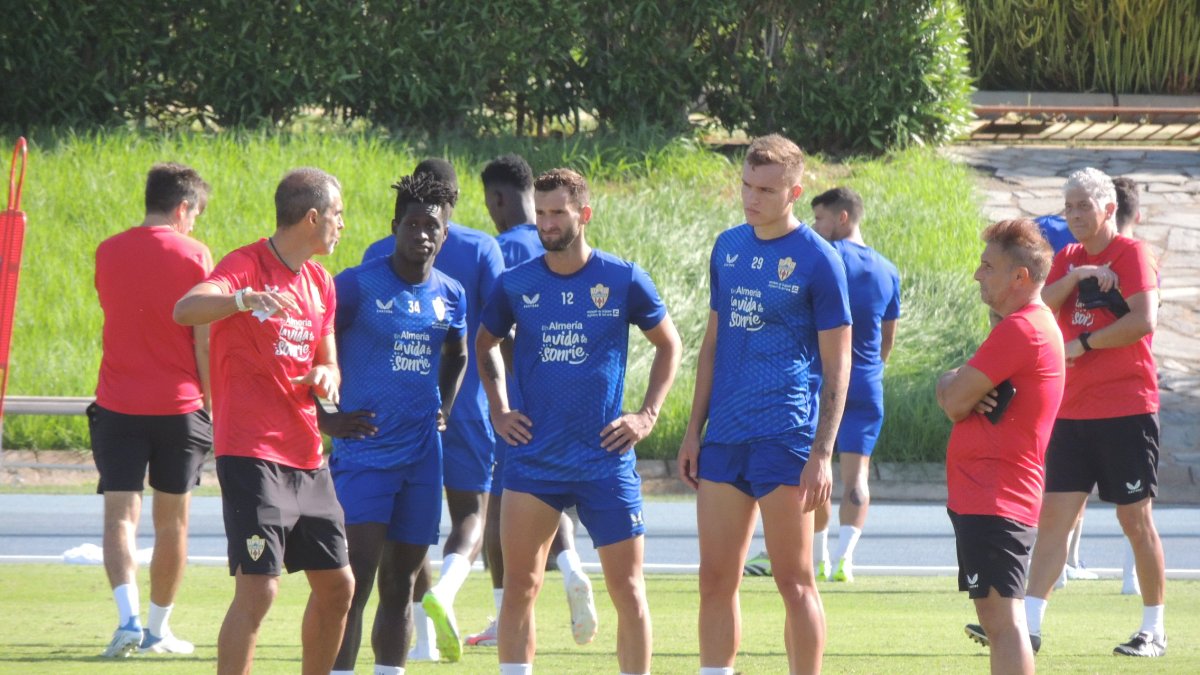 Garitano hablando con Marciano, Baptistao y Milovanovic, sus nuevos delanteros.