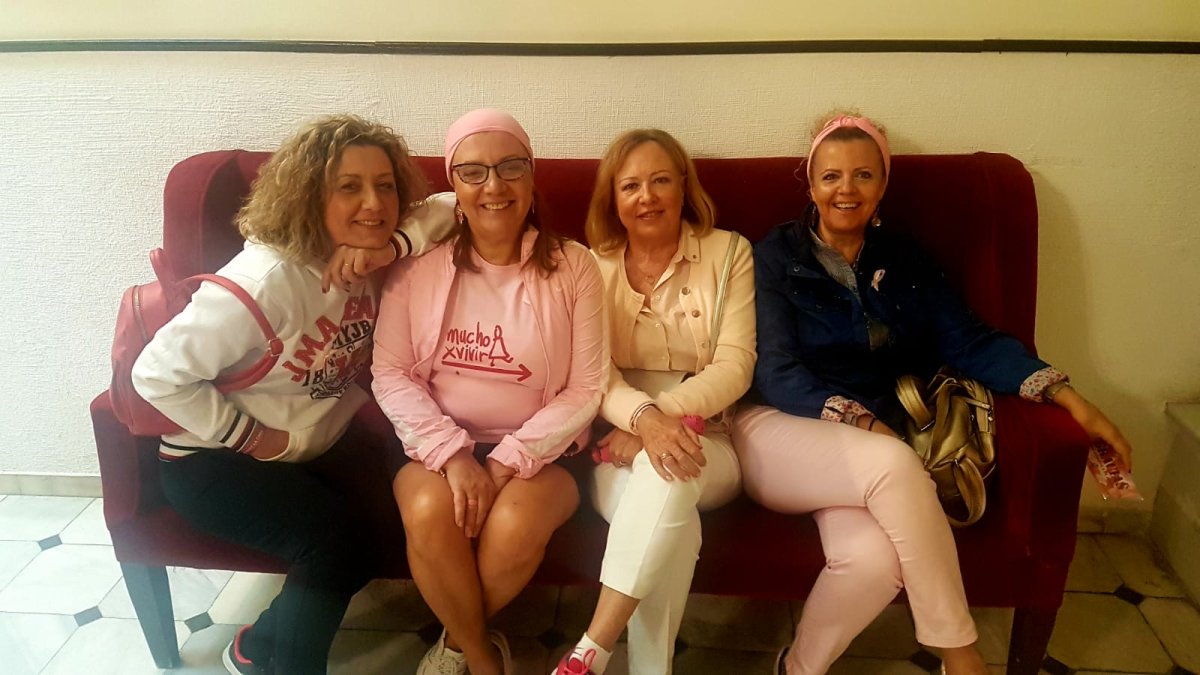 La autora de este artículo, Laura Negrillo, con pañuelo rosa durante su enfermerdad
